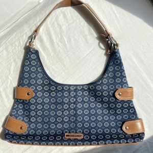 Nine West väska - Så fin handväska från Nine West i jeans vilket gör att den är extremt fin till jeans! Perfekt till sommaren om man vill stå ut lite från de andra!