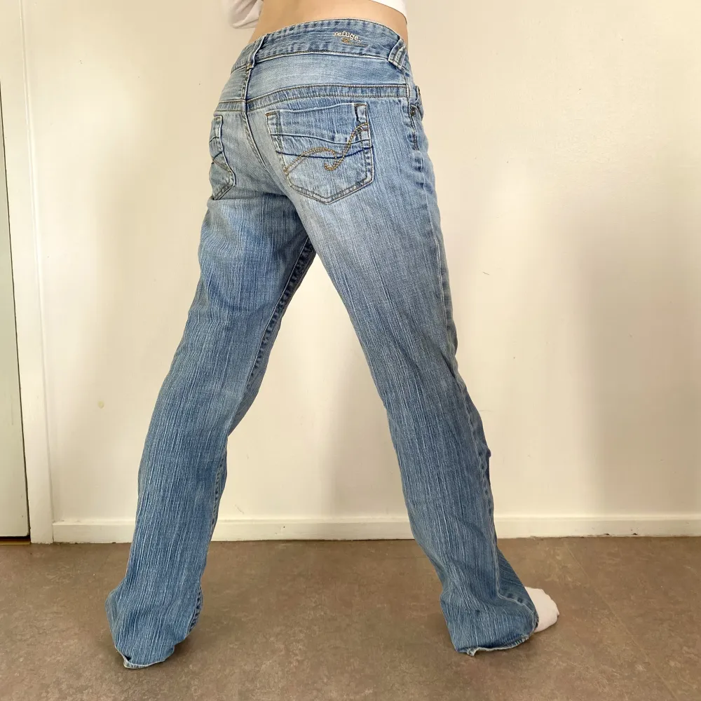 Kattiga lågmidjade jeans med utsvängda ben som ger fin form 😍🙏🏻Görna kom privat 💗. Jeans & Byxor.
