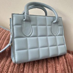 Helt oanvänd ljusblå väska - Helt oanvänd ljusblå väska säljes. 