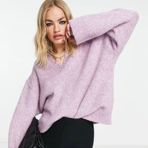 Stickad tröja  - Snygg lila stickad tröja från ASOS perfekt för sommarkvällar.  Är en oversized modell, lite nopprig men inget man ser. 