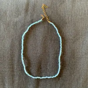 Halsband med blå pärlor
