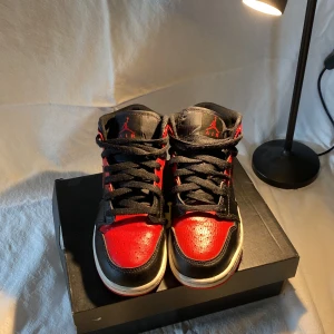 Jordan 1 banned  - Skorna är andvända försiktigt och dom har inga större skador eller crease, säljer dom för att jag har växt ur dom. Jag köpte dom på restocks för 1800. Skriv för fler bilder 