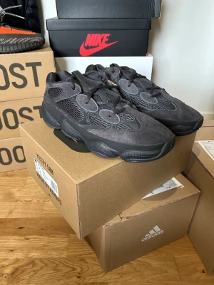Yeezy 500 utility black - Köpta på senaste dropp så kvitto finns. Hör av er vid behov av fler frågor eller bilder!