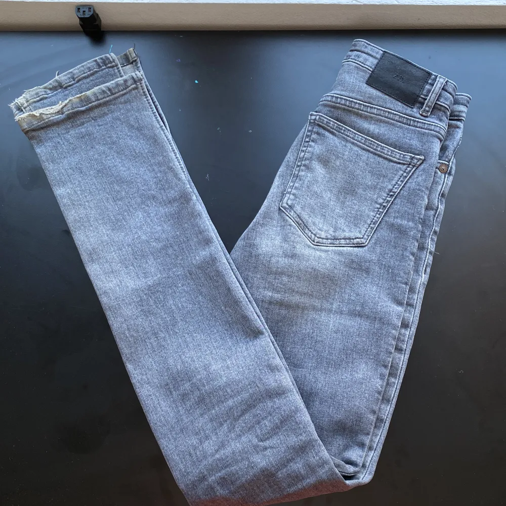 Säljer dessa jeans från zara med hål vid knäna, och slits vid fötterna. Hög midja. Säljer då jag inte använder dem längre. Till trampade vid fötterna, därav priset. . Jeans & Byxor.