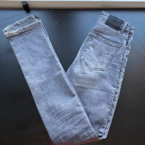 Säljer dessa jeans från zara med hål vid knäna, och slits vid fötterna. Hög midja. Säljer då jag inte använder dem längre. Till trampade vid fötterna, därav priset. 