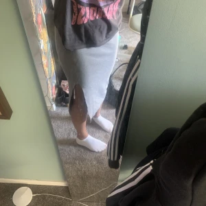 Lång kjol - Säljer min jätte fina och sköna kjol från stradivarius, nypris ca 300-400 kr minns inte exakt, jag köpte den i Spanien förra året men har inte använt en ända gång efter. Det är en slits längs vänstra benet, skriv privat för mer info 💞(stretchigt material)