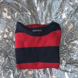 Brandy Melville sweater - brianna sweater från brandy melville i färg röd/mörkblå.💕 bra skick, litet hål i ärmen som man kan se på andra bilden men knappt märker. köpt för 500kr, säljer för 200kr!😍 säljer pga inte kommit till mycket användning. kontakta vid intresse.💕
