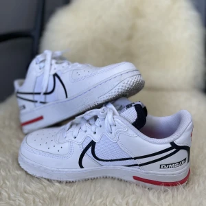 Sneakers i nyskick  - Säljer mina sneakers i nyskick för att de va för små. Pris 950 inklusive frakt. Ordinarie pris: 1500kr