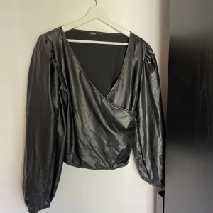 Skinn tröja  - Fin skinn tröja som framhäver konturerna 