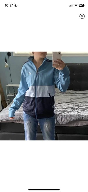 Adidas zipup - Vintage adidas tröja, lagad vid vänster ficka synns ej när man har på sig den. Men fortfarande mindre hål igenom på insidan 