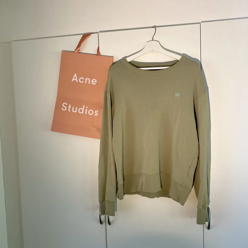 Hej! Säljer en Sweatshirt från Acne Studios som är i väldigt bra skick. Storlek Medium och True To Size. Nypris runt 3000kr, sällsynt och har aldrig sett denna färg förrut. Färgen motsvarar den på bild nummer 1. Priset är inte hugget i sten. Hör av dig!. Tröjor & Koftor.