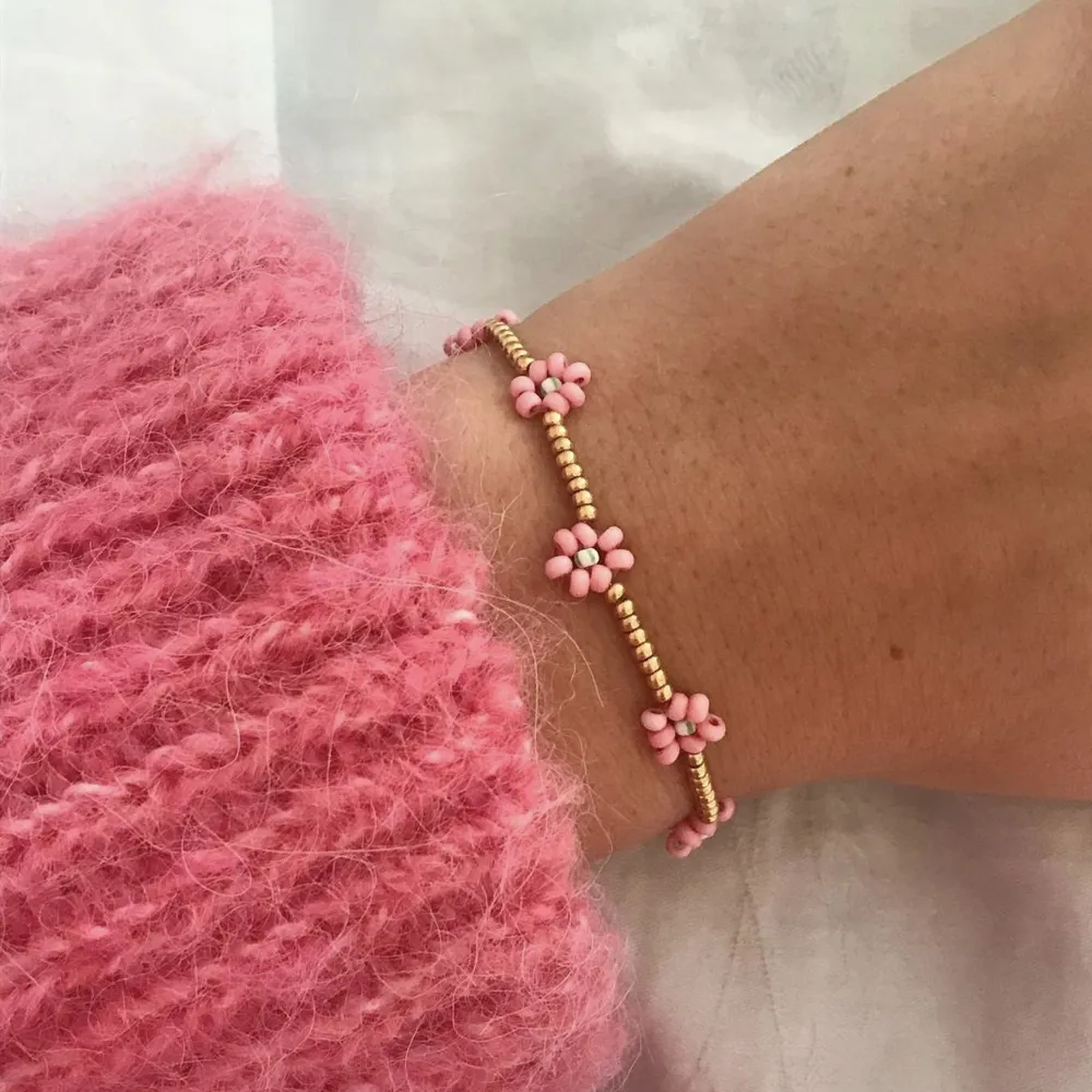 Blommigt armband! Kan göras i vilka färger som helst🌸39kr. Accessoarer.