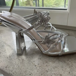 Klackar - Säljer de sötaste klackarna från zara✨aldrig använt dem, nyskick, storlek 38🥰köpte de för ca 650kr säljer för bara 270kr❤️så fina nu till sommaren!!