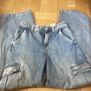 Hm jeans cargo blå - High Waist blå jeans från h&m