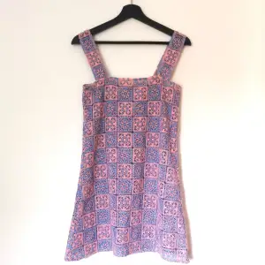 Snyggaste pastell blå-rosa crochet miniklänning! Gjord för hand själv. Passar perfekt till festivalsäsongen! 