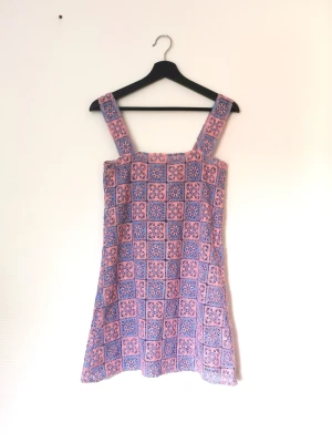 Handgjorda crochetklänning!  - Snyggaste pastell blå-rosa crochet miniklänning! Gjord för hand själv. Passar perfekt till festivalsäsongen! 