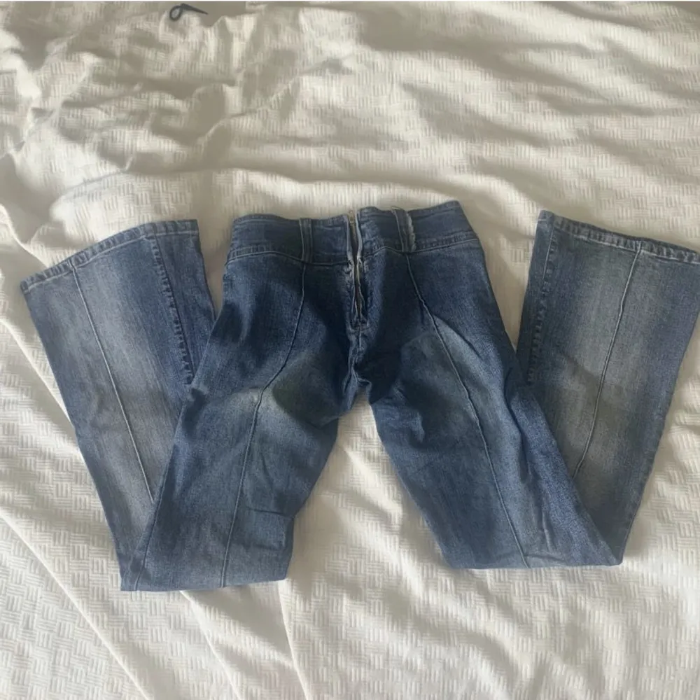 Skit snygga lågmidjade jeans utan fickor! Säljer pga att dem inte är min storlek🥲väldigt bra skick!. Jeans & Byxor.