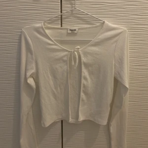 Tunn Kappahl kofta - Säljer denna koftan från Kappahl. Den är storlek 158-164. Den passar bra ovanför en topp eller t-shirt. Har testat den en gång. Om du är intresserad att köpa skriv till mig!