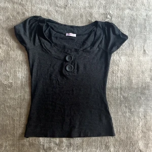 topp - en söt mörkgrå topp som jag köpte på plick men inte har kommit till användning, inga tydliga defekter. står ingen storlek men sitter som en s/36