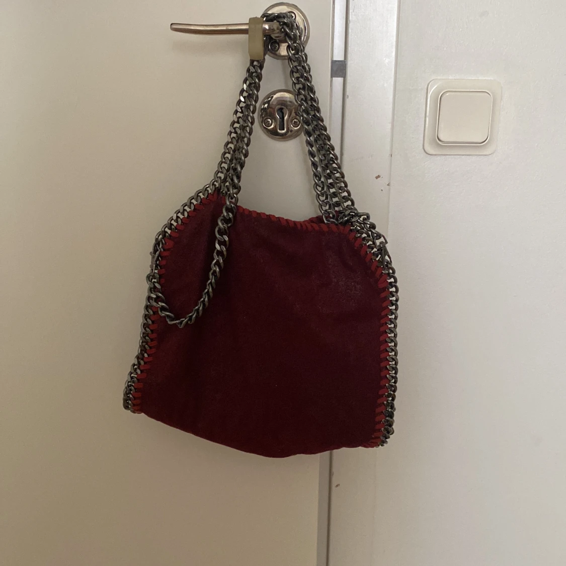 Vinröd väska 