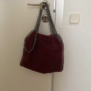 Vinröd väska  - Super snygg, passar till allt