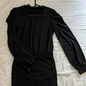 Svart klänning  - Svart festklänning från Bubbleroom, toppskick! 