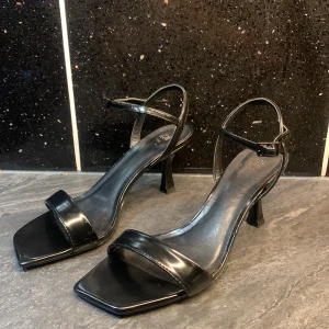 Klackar  - Klackar i 36 använda Två gånger kosta 300 nya 