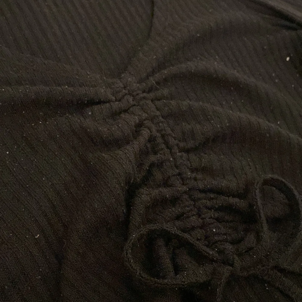 En super fin svart tröja som är  V-ringad, lite kortare och har en knytning på framsidan. Har aldrig använt den och är lite osäker på storlek men skulle säga S eftersom den sitter bra på mig som har S i storlek❤️. Toppar.