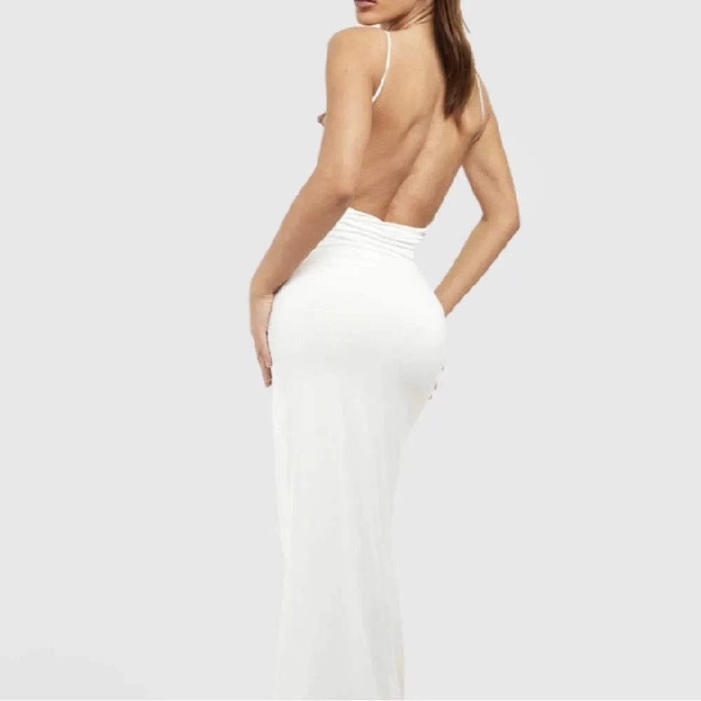 Super fin klänning från boohoo i storlek 38 som endast använts en gång. Materialet är lent och bekvämt, och klänningen passar mig som är lite längre. Superfin nu till sommaren!! Köpte gör 450kr. Mekot.
