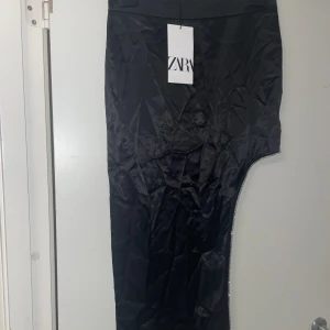 Slits med kjol frn zara  - Lite skrynklig nu men otroligt fin kjol med slits som har diamanter vid slitsen finns i strl xs/s 