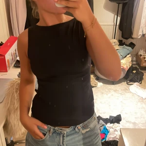 Svart topp - Svart topp från hm som liknar den från zara, går att ha på båda håll!