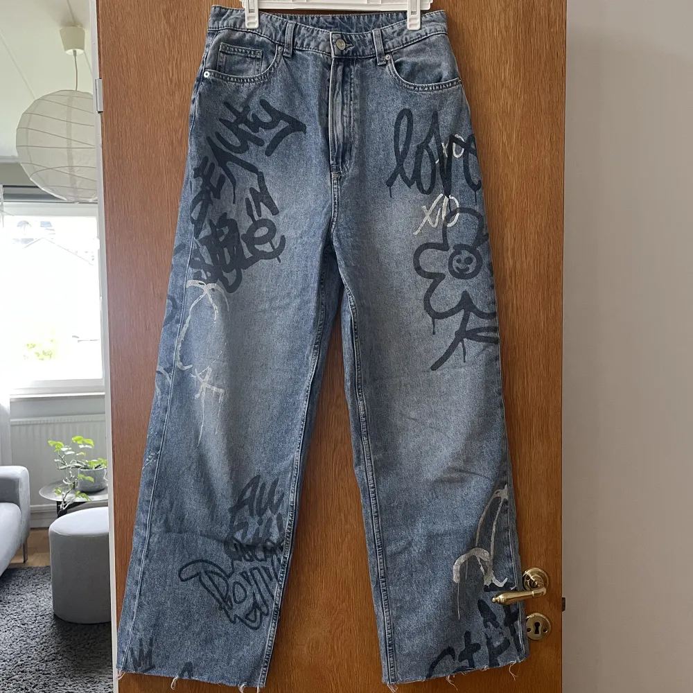 Säljer dessa coola jeans ifrån hm då de inte kommer till användning längre. De är i bra skick! Hör av dig om eventuella frågor!🩷 (Köparen står för eventuell frakt). Jeans & Byxor.