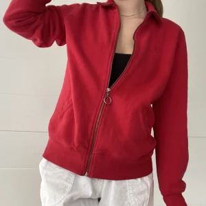 Röd kofta  - Kofta med dragkedja och krage. Hittar ingen storlek men skulle säga att den sitter som en M ❤️‍🔥