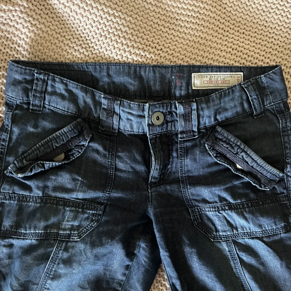 Supersköna ganska svala jeans från Edc! De har inga defekter och går att göra till trekvarts-byxor. De är både låga och bootcut, de är vidare än vad som framgår på bilderna! . Jeans & Byxor.