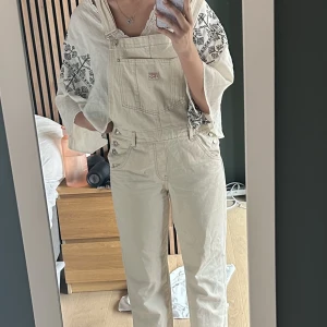 Hängselbyxor från pull and bear - Off white hängselbyxor från pull and bear. Köpta i fjol men aldrig använda eftersom de är för stora för mig. Jättebra skick! 💓💓