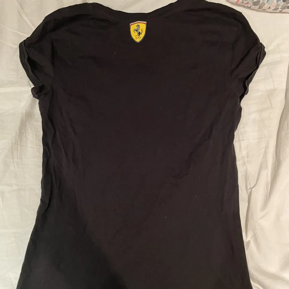 Ganska tight svart Ferrari tröja. Ifall bild på hur den ser ut på skriv bara så fixar jag💘. T-shirts.