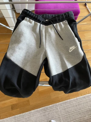 Nike tech fleece sweatpants - Tech fleece brallor i färgen grå/svarta måttligt använda. Kom DM  om ni undrar nått