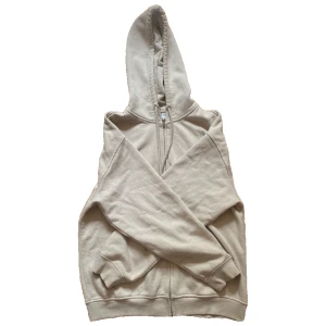 Kofta - En vanlig beige kofta från H&M, säljer för att den inte kommer till användning😁