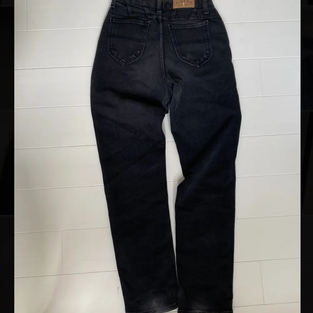 Super bekväma och snygga svarta jeans. Dem är högmidjade och passar runt stl. 38. Köpta secondhand, är i bra skick lite ljusare slitningar (se bilder). Midjemått: 37 cm Längd (hela): 110 cm. Jeans & Byxor.