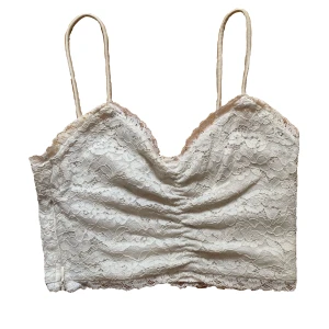 Söt sommartopp - En vit topp som är perfekt nu till sommaren😁Står att storleken är XXs men funkar för mig som normalt brukar ha Xs