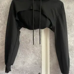 En svart hoodie från shein