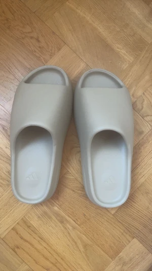 Yeezy slides - Jag säljer nu mina yeezy slides då jag köpte dom i fel storlek, helt oanvända. Var inte rädda att höra av er om nytt pris då priset inte är skrivet i Sten👍🏻