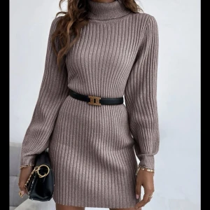 Stickad klänning  - Säljer denna stickade klänning på grund av fel storlek. Den är oanvänd bara testad, köptes för 269 men säljer för 100kr 