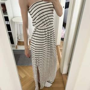 Trendig randig långklänning - Jättefin svartvit randig långklänning, i storlek xs! Är 164 cm lång på bilderna!❤️