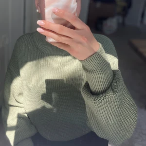 Fin stickad tröja 💚 - Säljer denna fina gröna tröja från NA-KD 💚strl xxs men passar på mig som har xs-s. Aldrig använd !! 