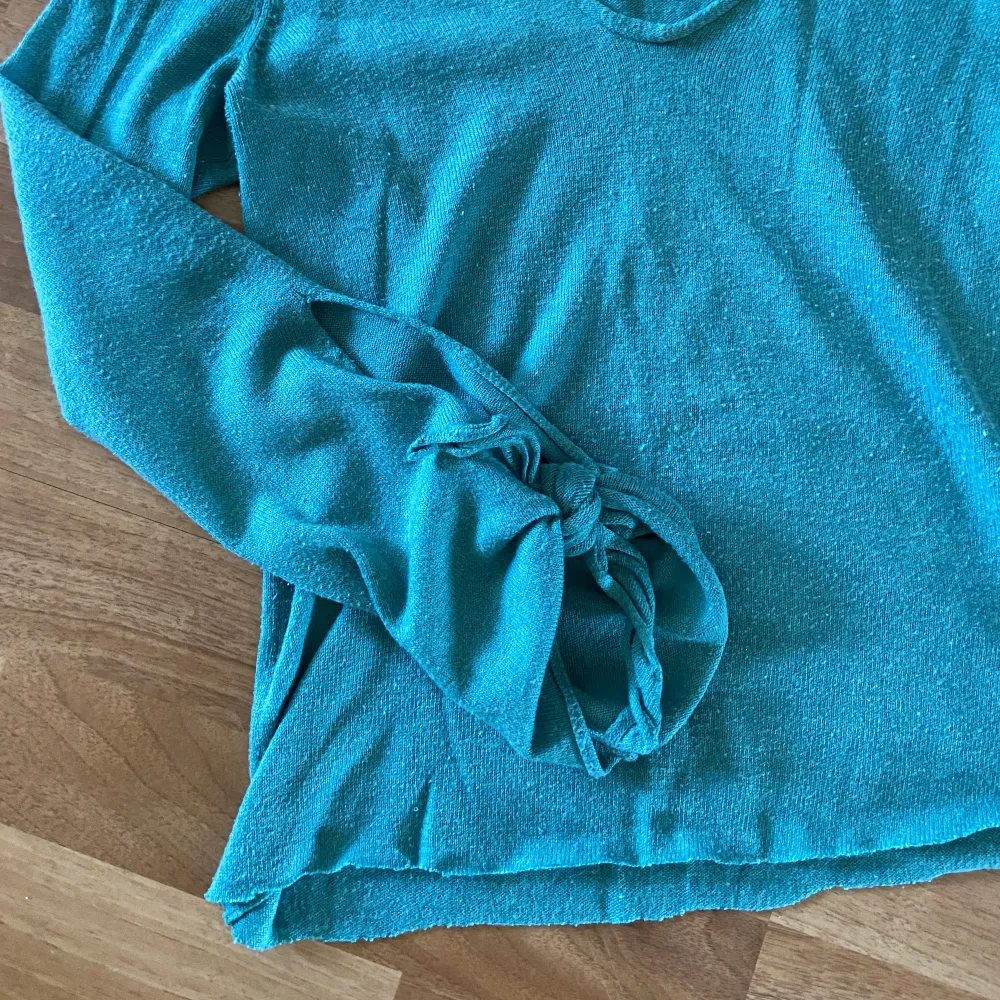 Hej!   En söt vintage turkosblå stickad tröja som är avklippt där nere och har coola knytningar vid armsluten. Står inte storlek men jag är 168❤️  Rensar garderoben och säljer ut en massa kläder! Samfraktar gärna, priset är diskuterbart vid snabb affär!❤️. Stickat.