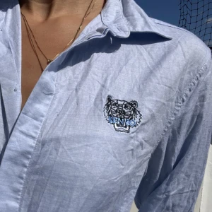 Kenzo skjorta(dam)  - Jag säljer min blå kenzo sjorta i nyskick!! Den är i storlek 36 och passar på mig dom är xs/s✨✨ 