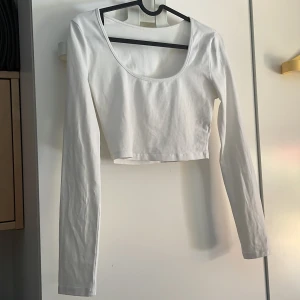 Croppade långärmad tröja - Säljer denna croppade tröjan från Shein. Kommer inte till användning längre. 