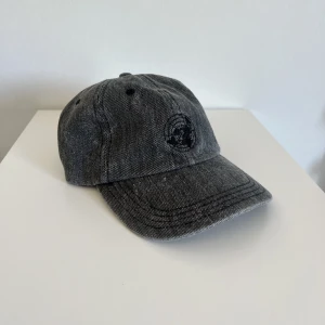 Grå keps  - Är från JUNKYARD i mycket bra skick🥰