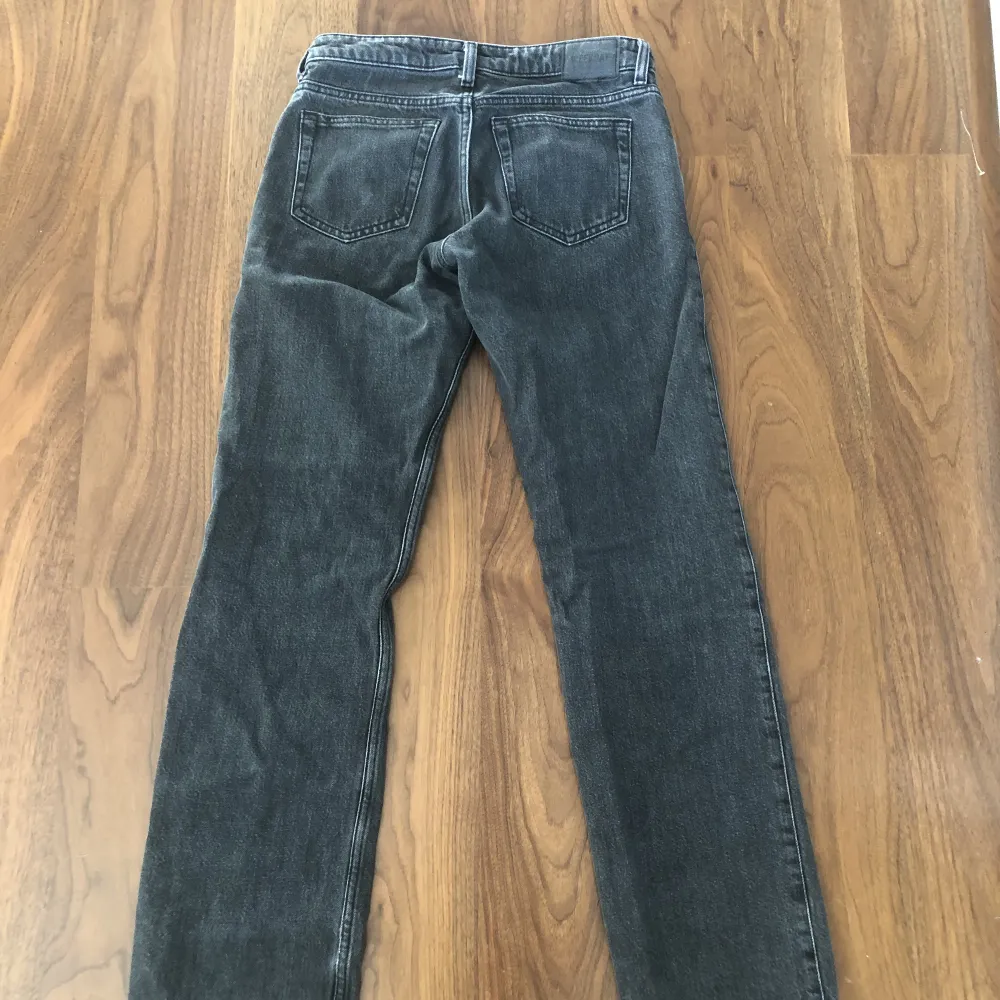 Low waist jeans i mörkgrå från weekday i modellen arrow, jättefint skick. Strl 25 och längd 32 💓. Jeans & Byxor.